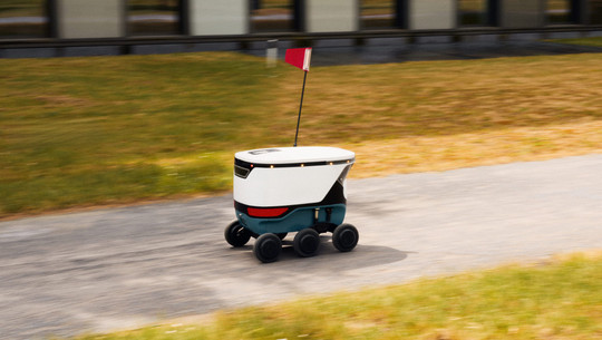 lieferroboter-teutobot-hsbi-p-pollmeier-260121 Kleiner, autonom fahrender Lieferroboter mit sechs Rädern und einer Fahne