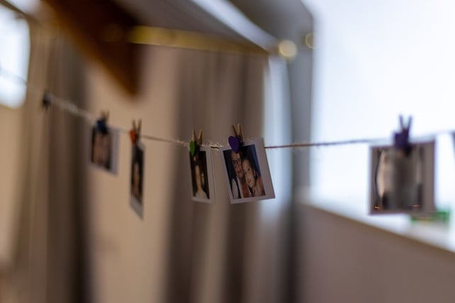 eine-fotogirlande-ist-dekorativ-und-funktioniert-o-cc0-pixabay-aiky82-230208_download Eine Fotogirlande ist dekorativ und funktioniert ohne Bohren.