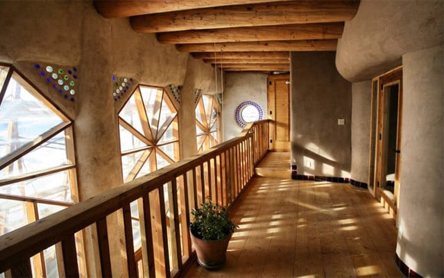 earthship-interior13-x-jenny-parkins-170127-1280x800-640x400 Earthships