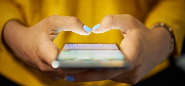 Woman Typing Phone Message On Social Network At Night Smartphone Nachricht schreiben, bargeldlos bezahlen