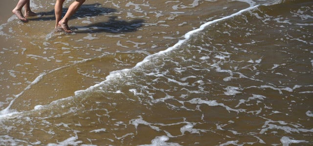 Aktuell wieder Gefahr beim Baden: Wie du dich vor Vibrionen schützt