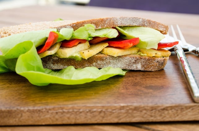 roher-tofu-im-sandwich-ist-eine-gute-protein-alter-cc0-pixabay-alexbadulescu-210212_download Roher Tofu im Sandwich ist eine gute Protein-Alternative zu Käse.