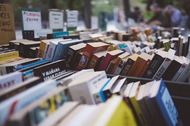 anstatt-buecher-zu-entsorgen-kannst-du-sie-auf-dem-cc0-pixabay-pexels-190614_download Statt Bücher zu entsorgen, kannst du sie auf dem Flohmarkt verkaufen.