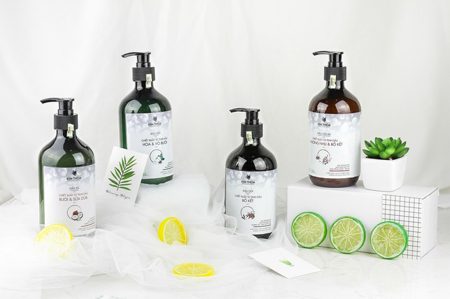 nur-wenige-tropfen-rosmarinoel-reichen-fuer-die-haar-cc0-pixabay-huyenxu94-230408_download Nur wenige Tropfen Rosmarinöl reichen für die Haare aus.