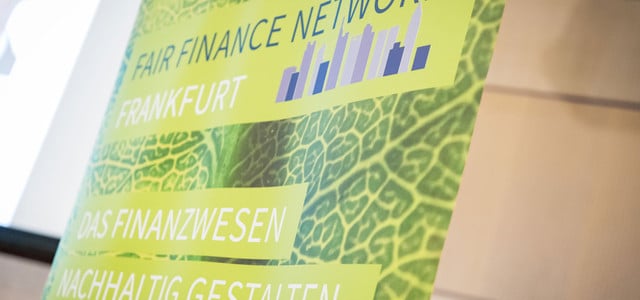 Grünes Banner mit der Aufschrift „Fair Finance Network Frankfurt“ und „Das Finanzwesen nachhaltig gestalten“ vor einem Hintergrund mit Blattstruktur.