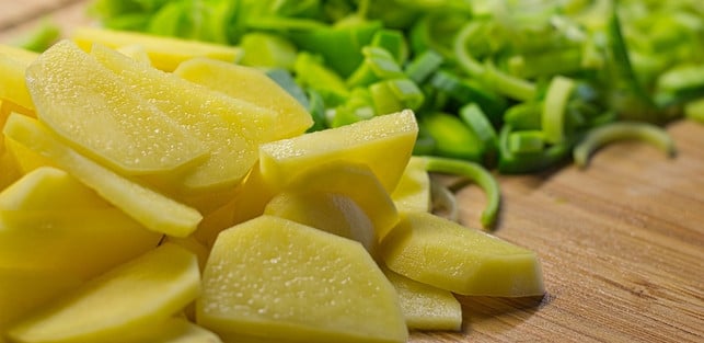 fuer-die-porre-suppe-schneidest-du-das-gemuese-zuers-cc0-pixabay-k_newman-200626_download Für die Porre-Suppe schneidest du das Gemüse zuerst klein.