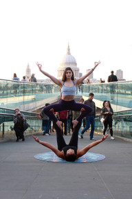 acroyoga-ist-ein-junger-stil-fuer-zwei-oder-mehr-pa-pexels-theformfitness-190709_download Acroyoga ist ein junger Stil für zwei oder mehr Partner.