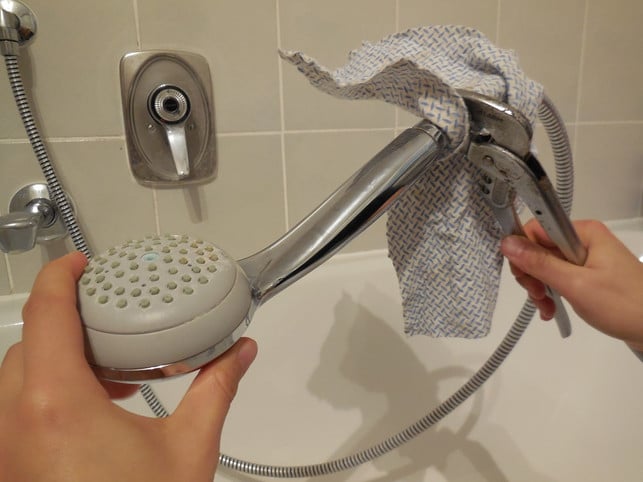 zur-not-hilft-eine-zange-beim-aufschrauben-kathrin-inerle-utopia-171028_download Zur Not hilft eine Zange beim Aufschrauben des Duschkopfs, um ihn zu entkalken.