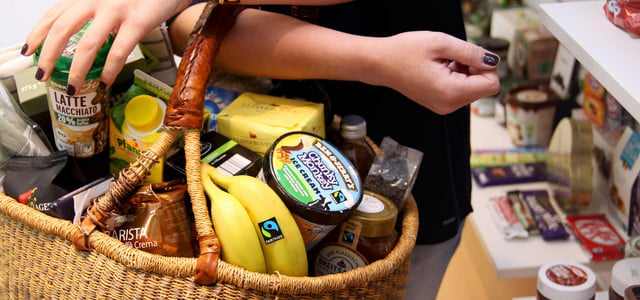 Wie wirksam ist Fairtrade? Korb mit Fairtrade-Produkten