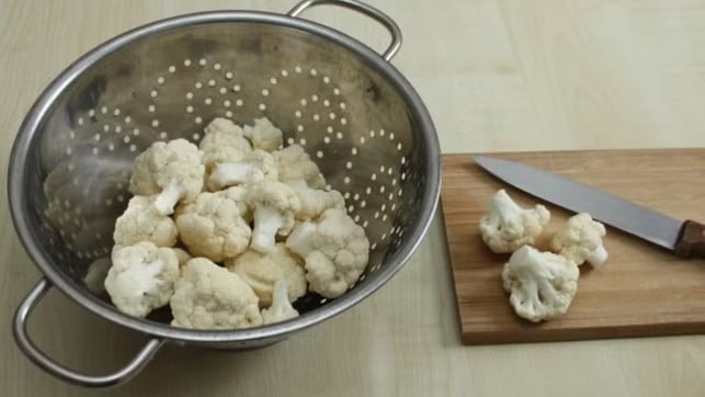 fuer-den-blumenkohlreis-zerteilst-du-den-kohl-in-roe-maria-hohenthalutopia-240830 Für den Blumenkohlreis zerteilst du den Kohl in Röschen und zerkleinerst diese anschließend.