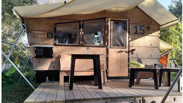 destinature-dorf-huette-jw-utopia-211102-1280x720-1 Die Hütten im Destinature Dorf sind aus zertifiziertem Holz gefertigt und bieten Platz für eine ganze Familie.