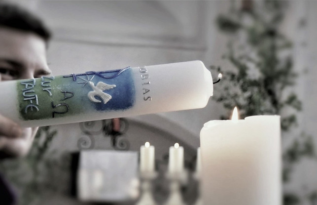 taufkerzen-selber-gestalten-cc0-pixabay-roall-171215_download Als Geschenk zur Taufe eignet sich eine Taufkerze sehr gut.