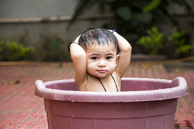 du-kannst-dein-baby-entweder-in-der-babywanne-oder-cc0-pixabay-nadeem1991-190712_download Du kannst dein Baby entweder in der Babywanne oder im Badeeimer baden.