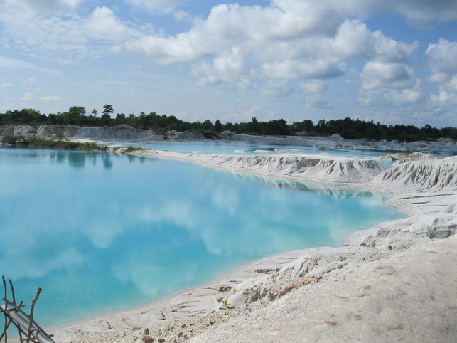 der-kaolin-see-in-indunesien-entstand-aus-dem-kaol-cc0pixabayarifdj-180527_download Der Kaolin-See in Indunesien entstand aus dem Kaolin-Tagebau
