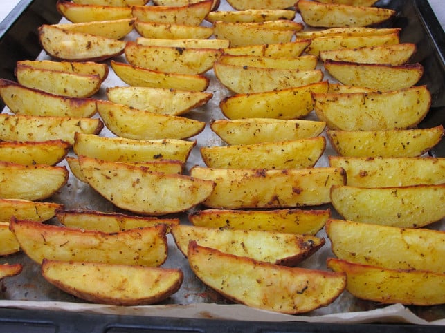 ein-rezept-bei-dem-die-schale-nicht-stoert-kartof-cc0-pixabay-panchenko_karyna-220227_download Ein Rezept, bei dem du die Schale auch mal mitessen kannst: Kartoffelspalten aus dem Ofen.