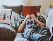 Gemütlich lesen auf einem nachhaltigen Sofa