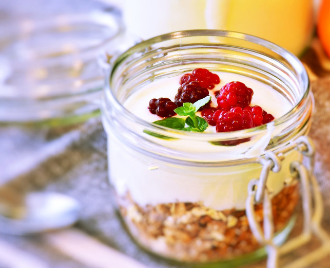 muesli-mit-frischen-fruechten-und-joghurt-schmeckt-a-cc0-pixabay-ritae-180822_download Müsli mit frischen Früchten und Joghurt schmeckt auch vegan gut.