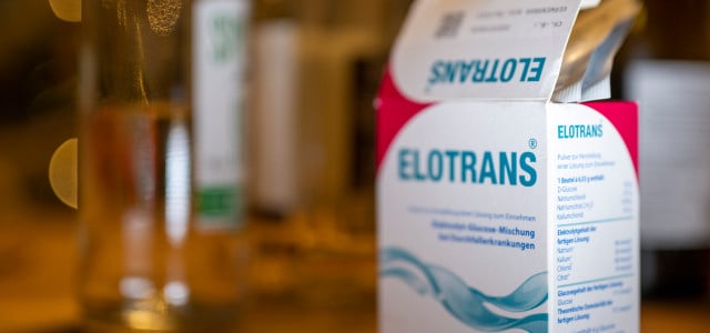 Eine Packung vom Durchfallmedikament Elotrans liegt auf einem Tisch. Der Apothekerverband warnt vor Engpässen bei dem Mittel, da zuletzt in sozialen Medien ein Anti-Kater-Hype um das Medikament entstanden ist.