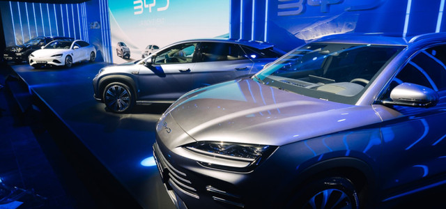 BYD: Wie der chinesische E-Auto-Riese Europa unter Druck setzt (Foto: BYD) Mehrere BYD Elektroautos auf einer Bühne