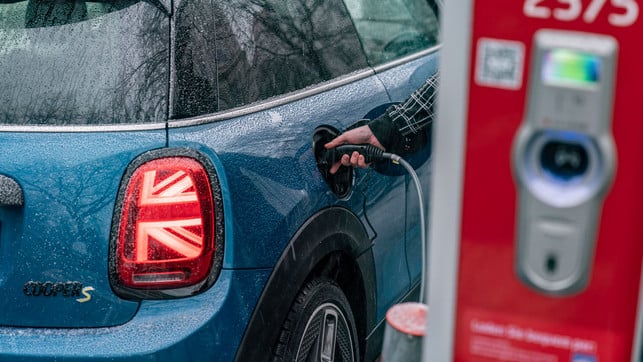 Mini-Cooper-Ladestation-2-z-1280x720 Mini-Cooper-Ladestation