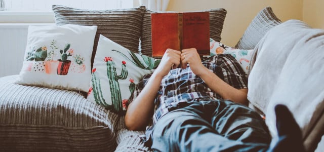 Gemütlich lesen auf einem nachhaltigen Sofa