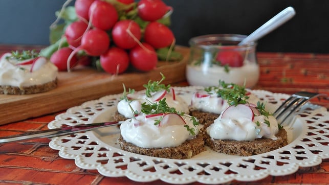 ein-paar-scheiben-eiweissbrot-mit-quark-und-gemuese-cc0-pixabay-ritae-180708_download Ein paar Scheiben Eiweißbrot mit Quark und Gemüse sind eine ausgewogene Mahlzeit.