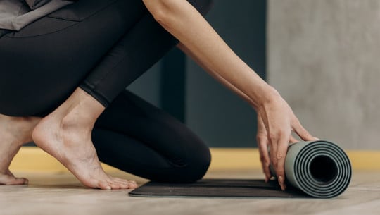 yogamatte-pexels-mikhail-nilov-300921-1280x720px Yogamatte