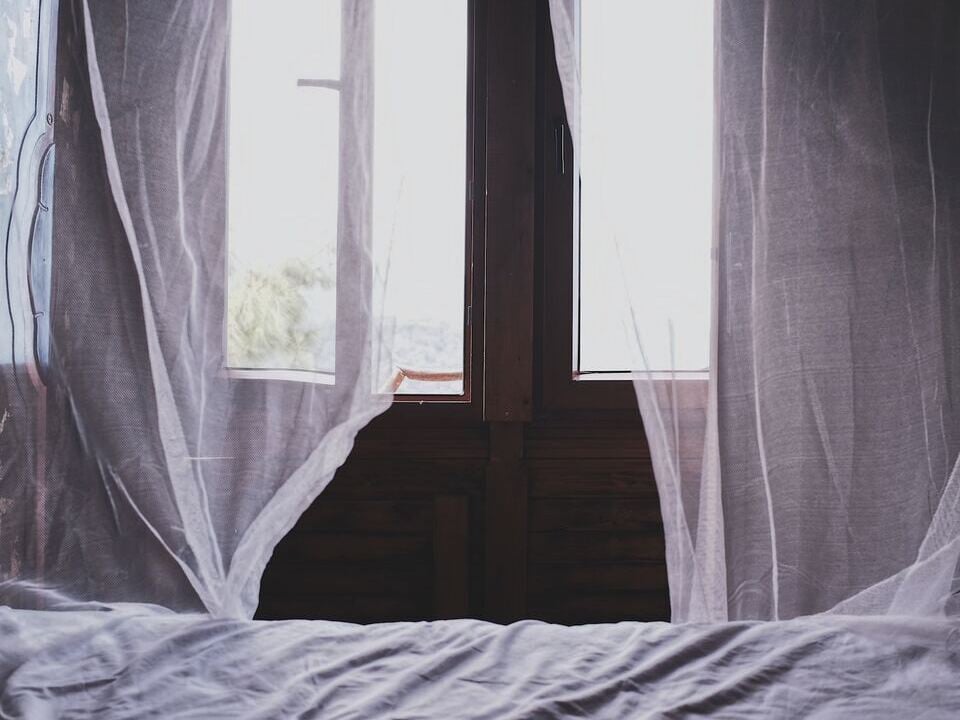 Schlafen bei offenem Fenster: Vor- und Nachteile, auch im Winter