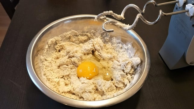 der-teig-fuer-einen-zwiebelkuchen-laesst-sich-leicht-sven-christian-schulz-utopia-190129_download Der Teig für einen Zwiebelkuchen lässt sich leicht zubereiten.