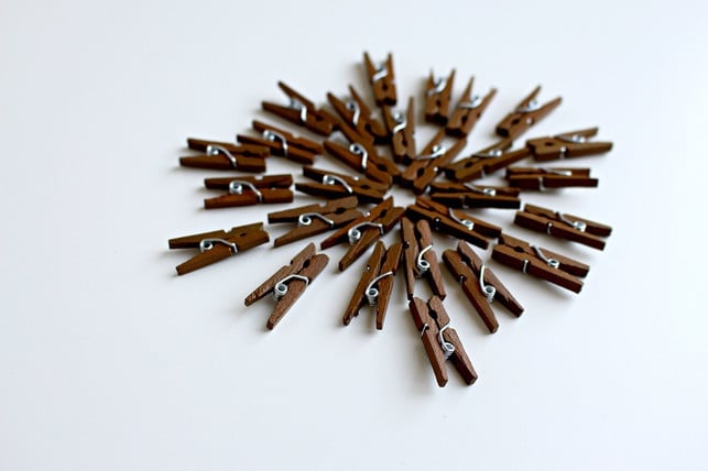 teppiche-gehoeren-auf-die-waescheleine-und-nicht-in-cc0-pixabay-naturalpastels-180223_download Teppiche trocknen am besten an der Laufe. Du kannst sie mit Wäscheklammern aufhängen.