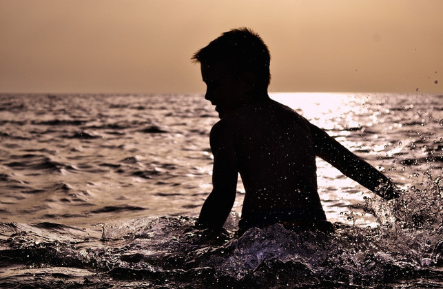 insbesondere-kinder-koennen-vom-sekundaeren-ertrinke-cc0-pixabay-danatentis-230805_download Insbesondere Kinder können vom sekundären Ertrinken betroffen sein.