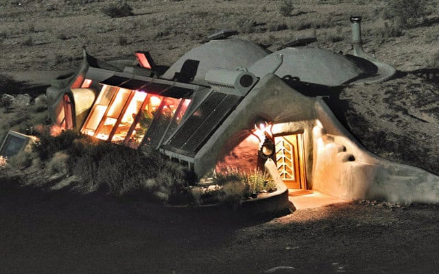 earthship-exterior14-x-jenny-parkins-170127-1280x800-640x400 Earthships