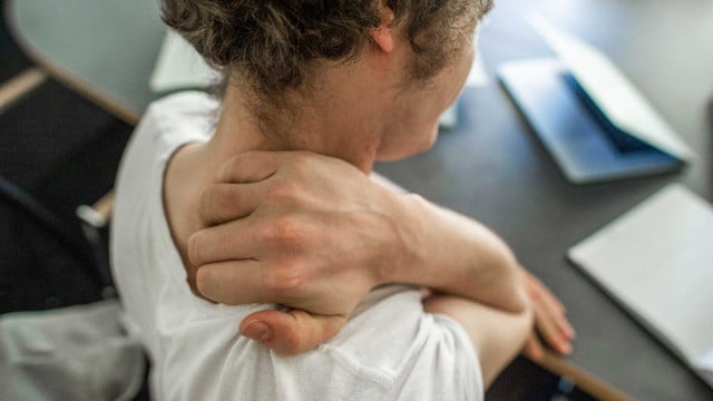 Rundrücken verhindern: Experte nennt Übungen, die helfen Rundrücken verhindern: Experte nennt Übungen, die helfen