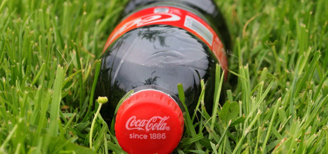 Coca-Cola wirbt mit nachhaltigeren Einwegflaschen: Der Deckel bleibt dran  