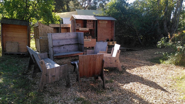 destinature-dorf-lagerfeuer-feuerholz-jw-utopia-211102-1280x720-1 Beim Lagerfeuer kann man die anderen Urlaubsgäste kennenlernen.