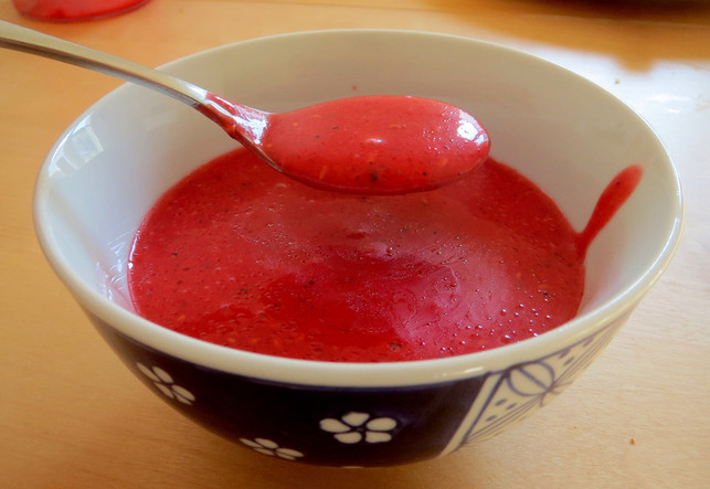 das-fertige-himbeerdressing-leonie-barghorn-utopia-180805_download Das fertige Himbeerdressing.