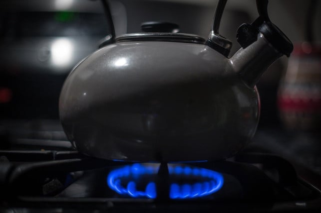 wasser-kochen-auf-dem-gasherd-ist-energieeffizient-cc0-pixabay-tookapic-191221_download Wasser auf dem Gasherd zu kochen ist energieeffizient.
