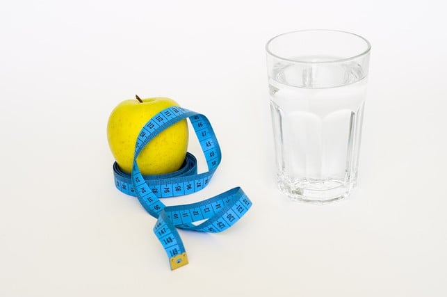verduennter-apfelessig-ist-ein-sehr-gesundes-getraen-cco-public-domain-pixabay-mojzagrebinfo-171122_download Verdünnter Apfelessig kann den Appetit zügeln.