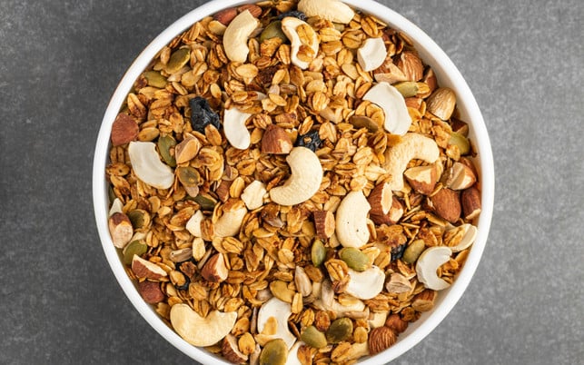241115-jeden-tag-nuesse-essen-cc0-us-abhishek-hajare Schale mit Müsli und Nüssen