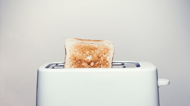 schuette-die-kruemel-aus-indem-du-den-toaster-kopfue-cc0-pixabay-stocksnap-221214_download Schütte die Krümel aus, indem du den Toaster kopfüber hälst.