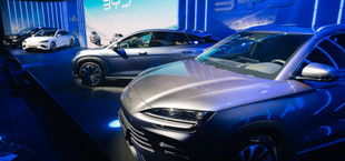 Mehrere BYD Elektroautos auf einer Bühne