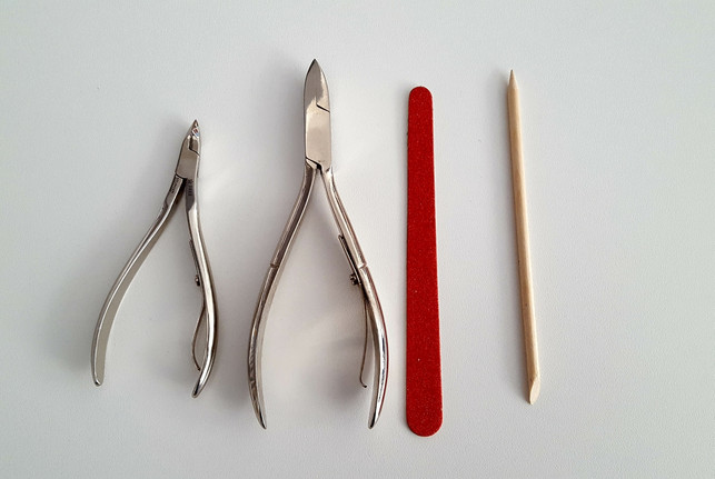 nagelhautzange-nagelzange-feile-und-rosenholzstae-eva-nitsch-utopia-180220_download Nagelhautzange, Nagelzange, Feile und Rosenholzstäbchen sind wichtige Utensilien für die Nagelpflege.