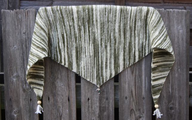 die-vorderseite-und-die-rueckseite-vom-dreieckstuch-maria-hohenthalutopia-191107_download Die Vorderseite und die Rückseite vom Dreieckstuch sind ident.