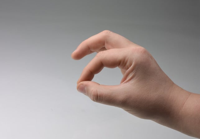 eine-hand-daumen-auf-zeigerfinger-die-andere-daum-cc0-pixabay-maxknoxvill-180530_download Auch kleine Fingerübungen können helfen, die Konzentration zu verbessern.