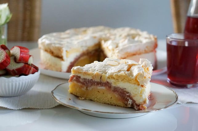 ein-rhabarber-baiser-kuchen-ist-ein-klassischer-fr-cc0-pixabay-m_krohn-220524_download Ein Rhabarber-Baiser-Kuchen ist ein klassischer Frühlingskuchen.