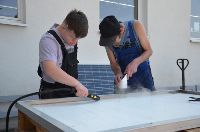 Panelretter-Lebenshilfe-Erlangen Eine Werkstatt der Lebenshilfe Erlangen übernimmt mittlerweile die Reinigung der ausgemusterten Panels