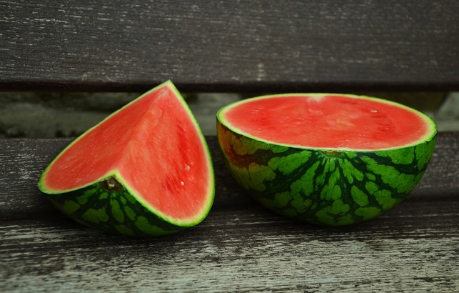 auf-feuchte-lebensmittel-wie-wassermelone-gehen-ba-cc0-pixabay-congerdesign-230705_download Auf feuchte Lebensmittel wie Wassermelone gehen Bakterien besonders gut über.