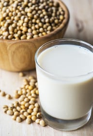 sojamilch-eignet-sich-als-ersatz-fuer-tierische-mil-cc0-pixabay-rawpixel-190808_download Sojamilch eignet sich als Ersatz für tierische Milch im Mohn-Käsekuchen-Rezept.