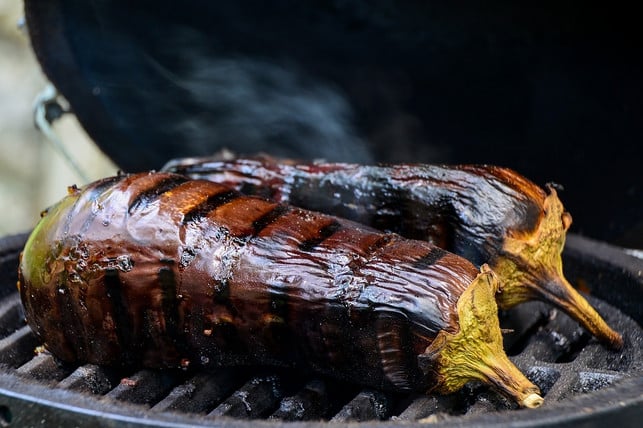 gegrillt-kannst-du-eine-aubergine-einfach-schaelen-cc0-pixabay-feherandras-230718_download Gegrillt kannst du eine Aubergine einfach schälen.