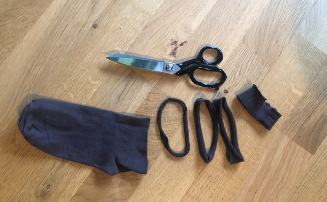 aus-alten-socken-lassen-sich-schnell-haargummis-ma-lea-hermannutopiade-220111_download Aus alten Socken lassen sich schnell Haargummis machen.